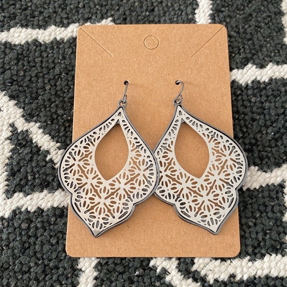 Diamond shaped pendant silver metal earrings - Picture 5 of 5